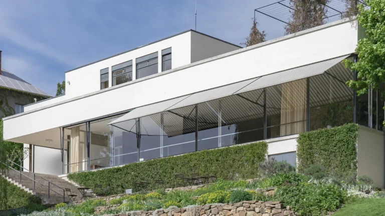 Vila Tugendhat ožije světlem