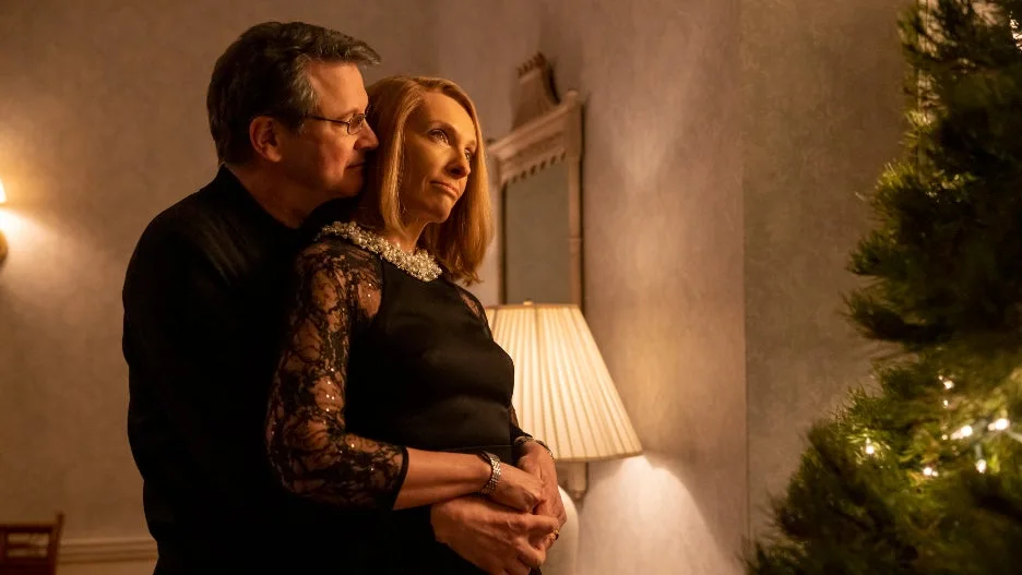 Colin Firth a Toni Collette jako Michael a Kathleen Petersonovi v seriálu Schodiště